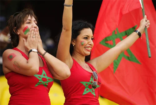 Morocco fans draw country flag on their face